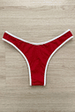 Calcinha Biquíni Fio Dental Asa Delta Maya Duna VIBE BIKINIS - Modelo no Corpo Calcinha de biquíni Maya Duna VIBE BIKINIS estilo fio dental, cor vermelha em tecido duna com viés branco, vista de cima.