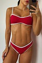 Top Biquíni Diana Duna Vermelho Texturizado VIBE BIKINIS Top de biquíni Diana Duna VIBE BIKINIS vermelho em tecido texturizado duna com viés e alças brancas, vista frontal.