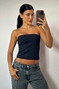 Top Tomara que Caia Brisa Black VIBE BIKINIS Top Brisa Black VIBE BIKINIS estilo tomara que caia na cor preta, vista frontal em modelo