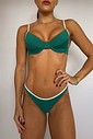 Top de biquíni Gabi Trio VIBE BIKINIS verde estilo meia taça com aro, alças bege e detalhe de viés superior terracota, visto de frente."