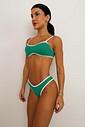 Top Biquíni Diana Brisa Verde com Contraste Branco VIBE BIKINIS Top de biquíni Diana Brisa VIBE BIKINIS verde com viés e alças brancas, vista frontal