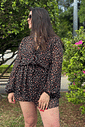 Macaquinho vestido com manga longa em chiffon preto floral