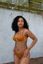 Scarllet com Borboleta Lily - Caramelo