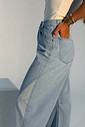 Calça Celeste Jeans Claro Barrel detalhe Lateral