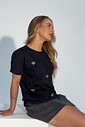T-shirt Feminina Pamela Bordada a Mão Cor preta T-shirt Feminina Pamela Bordada a Mão Cor preta
