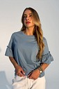 T-shirt Ana com manga 3/4 com babado cor azul claro e marrom claro T-shirt Ana com manga 3/4 com babado cor azul claro e marrom claro