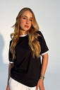 T-shirt Feminina Alice Cor Preta Com detalhe Bicolor T-shirt Feminina Alice Cor Preta Com detalhe Bicolor