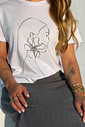 T-shirt Feminina Thamiriz Cor Branca Bordado de Strass T-shirt Feminina Thamiriz Cor Branca Bordado de Strass