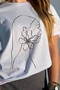 T-shirt Feminina Thamiriz Cor Branca Bordado de Strass T-shirt Feminina Thamiriz Cor Branca Bordado de Strass