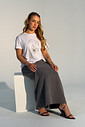 T-shirt Feminina Thamiriz Cor Branca Bordado de Strass T-shirt Feminina Thamiriz Cor Branca Bordado de Strass