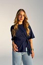 T-shirt Feminina Paloma Detalhe Frontal Transpassado na Cor Azul Marinho