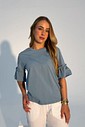 T-shirt Ana com manga 3/4 com babado cor azul claro e marrom claro T-shirt Ana com manga 3/4 com babado cor azul claro e marrom claro