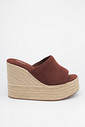 Tamanco Plataforma Sofia Terra Mist — Par em destaque Tamanco plataforma Sofia Terra em camurça marrom com salto em corda