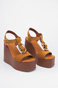 Sandália Ceci Caramelo em plataforma anabela com detalhe de corrente dourada
