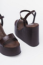 Sandália Manu Marrom – salto plataforma alto com fechamento no tornozelo