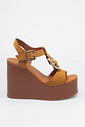 Sandália Ceci Caramelo em plataforma anabela com detalhe de corrente dourada