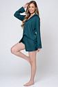 PIJAMA TOQUE DE SEDA MANGA LONGA E SHORTS - CLÁSSICO ACETINADO GREEN LUCK LADO
