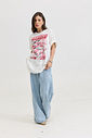 t shirt feminina oversized off white com estampa corrida em rosa e detalhe em glitter, modelagem ampla e caimento solto, camiseta de algodão moderna e confortável