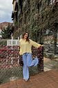 Calça jeans pantalona feminina com cintura alta e cós com elástico, modelagem ampla com caimento solto e confortável