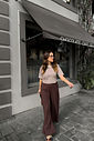 calça pantalona feminina em alfaiataria com cintura alta e elástico nas costas, caimento fluido que não marca o corpo, modelagem ampla com pernas soltas e bolsos laterais funcionais