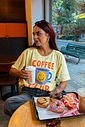 T-SHIRT ESTONADA COFFEE CLUB AMARELO MANTEIGA