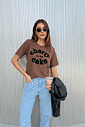 T-SHIRT ESTONADA CHERRY CAKE (COM FLOCADO) MARROM CAFÉ T-SHIRT ESTONADA CHERRY CAKE (COM FLOCADO) MARROM CAFÉ