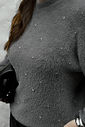 tricot feminino cinza peluciado com pedraria delicada, toque macio e caimento soltinho, blusa de inverno confortável e elegante com manga longa