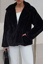 Casaco feminino em pelo sintético macio, modelagem levemente ampla, com bolsos e caimento estruturado, ideal para looks de inverno elegantes e confortáveis
