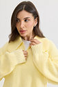 Tricot feminino com zíper gola alta, modelagem levemente ampla, toque macio e caimento confortável para dias mais frios