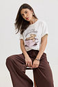 t shirt feminina preta com estampa exclusiva frontal, modelagem clássica e caimento confortável, camiseta de algodão versátil para uso diário
