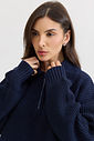 Tricot feminino com zíper gola alta, modelagem levemente ampla, toque macio e caimento confortável para dias mais frios