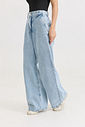 Calça jeans pantalona feminina com cintura alta e cós com elástico, modelagem ampla com caimento solto e confortável