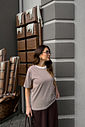t shirt feminina listrada marrom em algodão premium, modelagem soltinha, manga curta e caimento confortável para uso diário