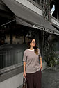 t shirt feminina listrada marrom em algodão premium, modelagem soltinha, manga curta e caimento confortável para uso diário