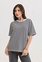 t shirt feminina listrada preta em algodão premium, modelagem soltinha, manga curta e caimento confortável para uso diário