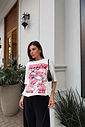 t shirt feminina oversized off white com estampa corrida em rosa e detalhe em glitter, modelagem ampla e caimento solto, camiseta de algodão moderna e confortável