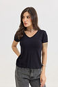 kit com 4 blusas femininas em viscolycra nas cores areia, preta, marrom e amarelo, com decote V, toque macio e modelagem confortável, do P ao G2