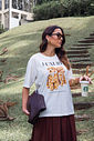 t shirt feminina off white com estampa frontal de cachorros e detalhes em pérolas, modelagem clássica e caimento confortável, camiseta de algodão versátil para uso diário