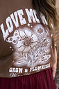 t shirt feminina marrom com estampa frontal floral em silk screen, modelagem clássica e caimento confortável, camiseta de algodão versátil para uso diário