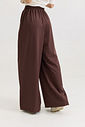 calça pantalona feminina em alfaiataria com cintura alta e elástico nas costas, caimento fluido que não marca o corpo, modelagem ampla com pernas soltas e bolsos laterais funcionais