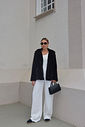 Casaco feminino em pelo sintético macio, modelagem levemente ampla, com bolsos e caimento estruturado, ideal para looks de inverno elegantes e confortáveis