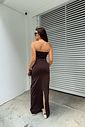 vestido longo marrom tomara que caia em poliamida, todo duplo, com elástico no busto para melhor ajuste, caimento ajustado ao corpo e fenda posterior, peça confortável e elegante