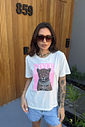 T-SHIRT ESTONADA ONÇA STYLE ICON ESTAMPA ROSA CANDY OFF WHITE