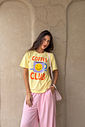 T-SHIRT ESTONADA COFFEE CLUB AMARELO MANTEIGA