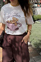 t shirt feminina preta com estampa exclusiva frontal, modelagem clássica e caimento confortável, camiseta de algodão versátil para uso diário