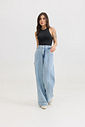 Calça jeans pantalona feminina com cintura alta e cós com elástico, modelagem ampla com caimento solto e confortável