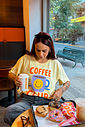 T-SHIRT ESTONADA COFFEE CLUB AMARELO MANTEIGA