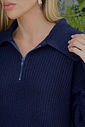 Tricot feminino com zíper gola alta, modelagem levemente ampla, toque macio e caimento confortável para dias mais frios