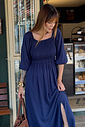 Vestido midi azul marinho em viscolinho com lastex no busto, mangas versáteis e fenda lateral, modelagem fluida em look casual feminino com tênis branco