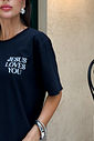 T-SHIRT ESTONADA JESUS LOVES PRETA